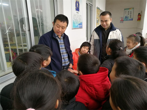 寒潮来袭,区教育局局长韩永斌深入各中小学校