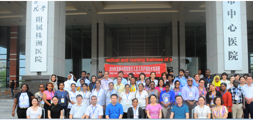 发展中国家新生儿及儿科护理技术培训班学员在