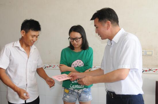 市环保局局长章文才实地调研贫困村环境整治工