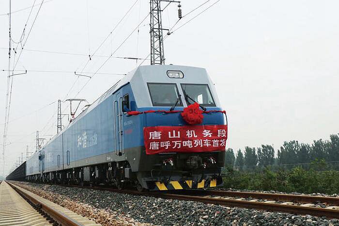 中车株机“大力神”牵引京津冀首列万吨列车