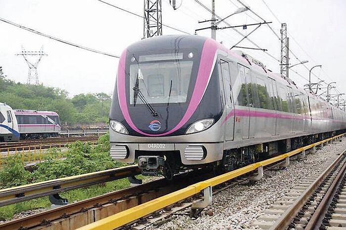 长沙地铁4号线列车展露娇容