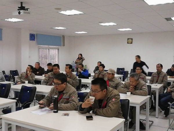 学员们认真听课