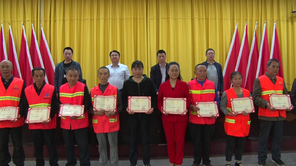 渌口区评出十名“最美环卫工人”