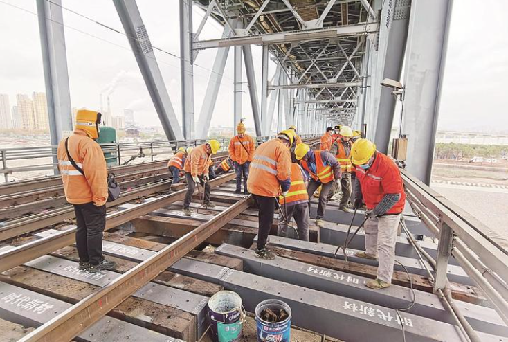 京九铁路九江长江大桥首次更换复合材料轨枕。 企业供图