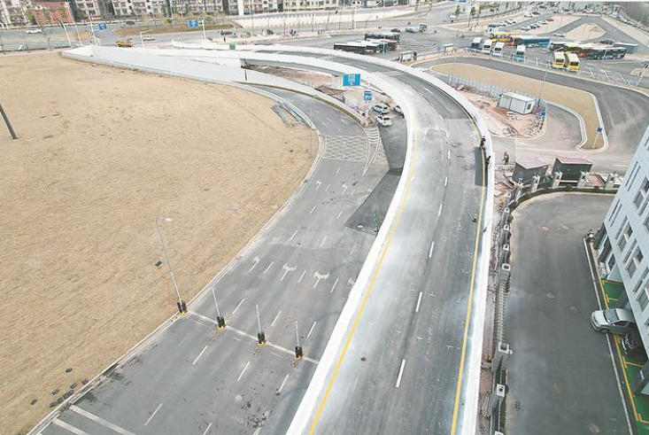 株洲火车站东广场落客平台上下匝道。 吴楚 摄